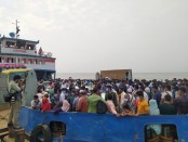 লকডাউনকে উপেক্ষা করে আজও রাজধানী ছাড়ছে মানুষ